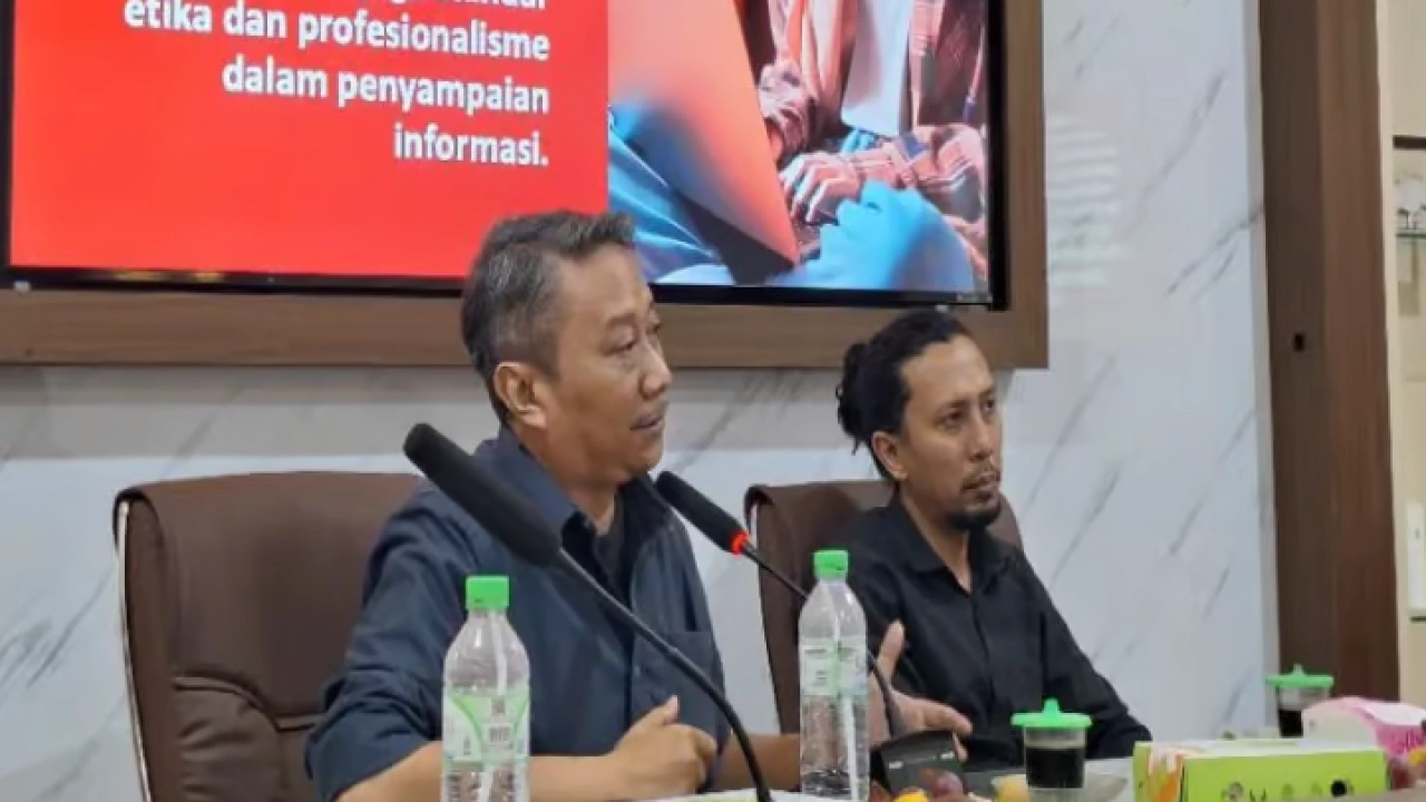 Hendro D Laksono redaktur beritajatim.com saat memberikan materi Jurnalistik di Unisda Lamongan