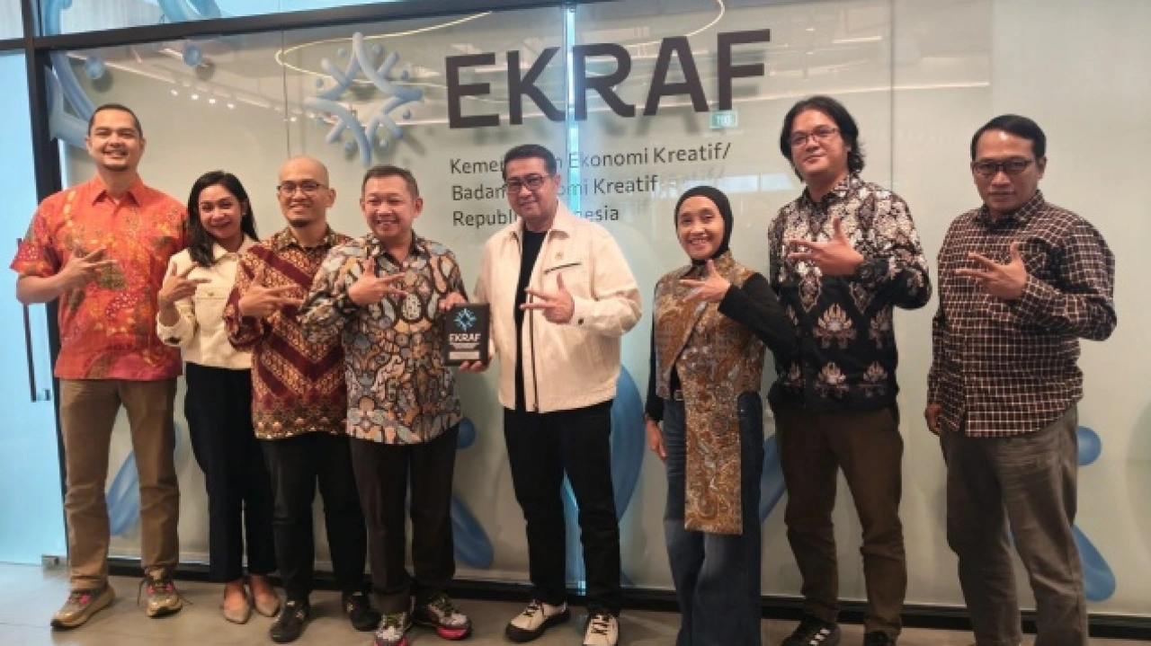 Menteri Ekonomi Kreatif RI Teuku Riefky Harsya, saat menerima audiensi tim Suara.com dan Beritajatim.com, yang akan menyelenggarakan Jatim Media Summit 2026, Selasa (30/6/2026).
