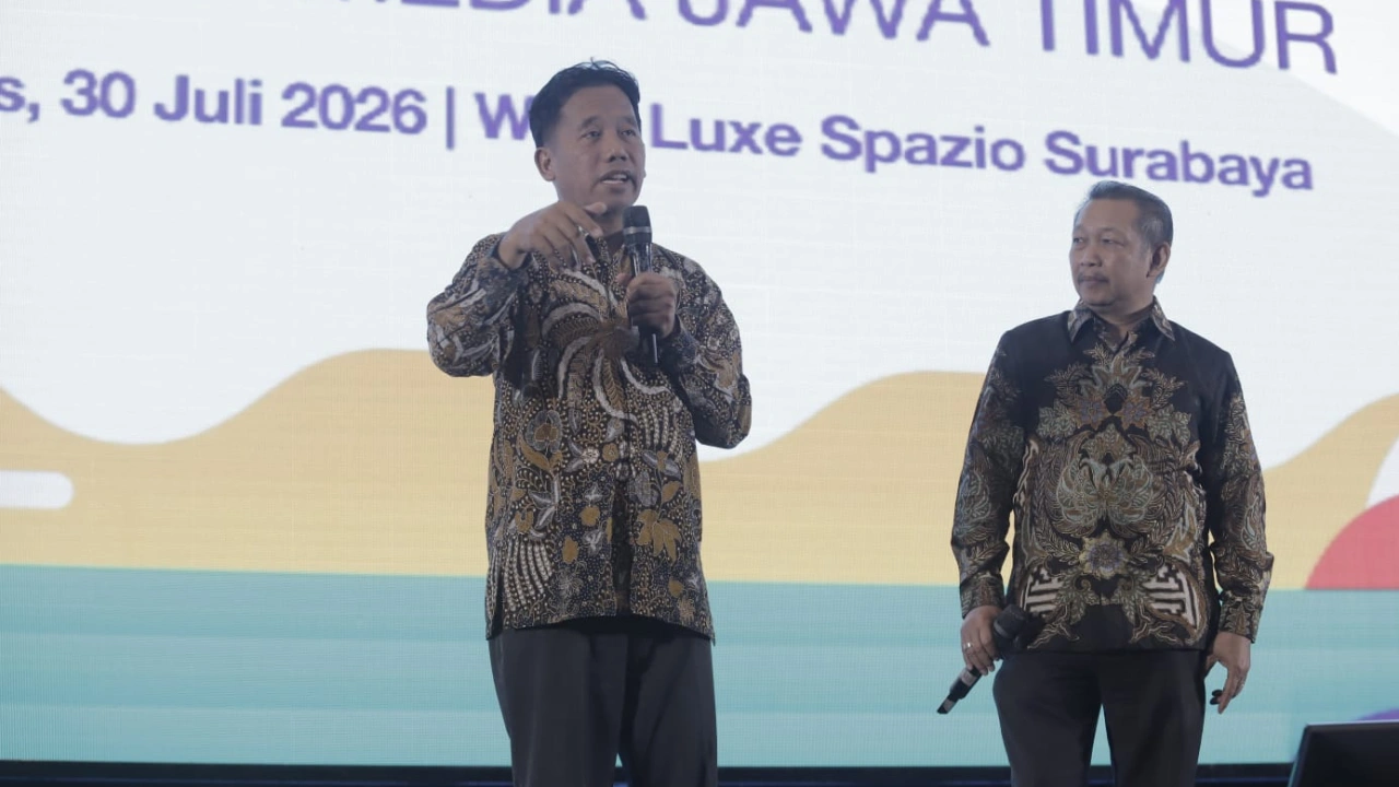 Pemred Suara.com Suwarjono dan CEO Beritajatim Dwi Eko Lokononto menyampaikan pemaparan dalam closing remarks Jatim Media Summit 2026 yang digelar di Surabaya, Jawa Timur, beberapa waktu lalu. [Alfian Winanto]