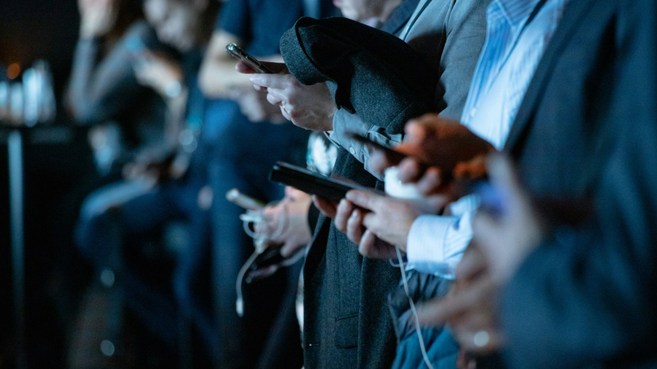 Sejumlah orang sedang menggunakan handphone untuk mencari informasi terkini. (Unsplash/Camilo Jimenez)