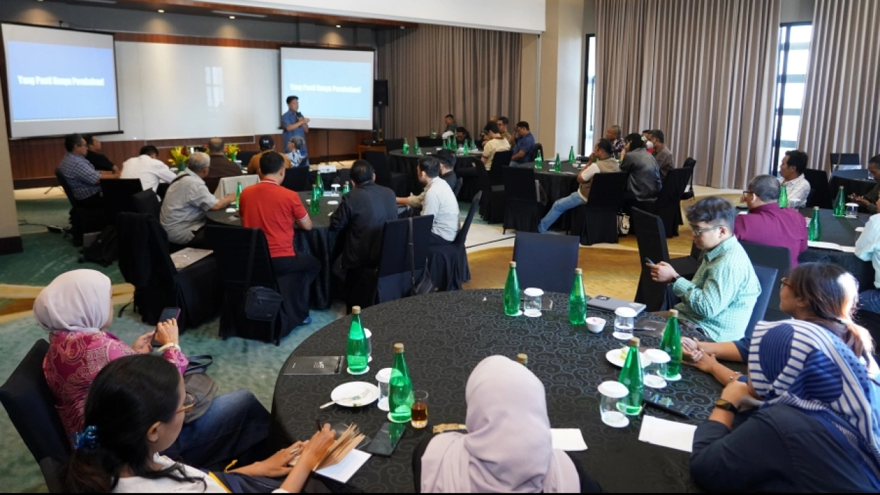 Diskusi Keberlanjutan Media dan Ekosistem digelar Local Media Community (LMC) diikuti puluhan pemilik dan pengelola media berlangsung di di Hotel Whiz Luxe Spasio, Surabaya, Jawa Timur, Kamis (13/8/2026).