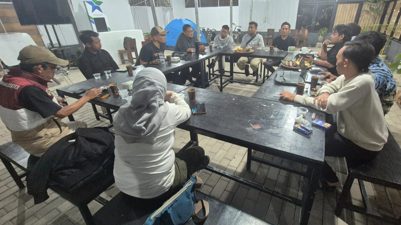 Sejumlah pengelola Homeless Media Ciayumajakuning menggelar pertemuan sekaligus pelatihan AI, beberapa waktu lalu.