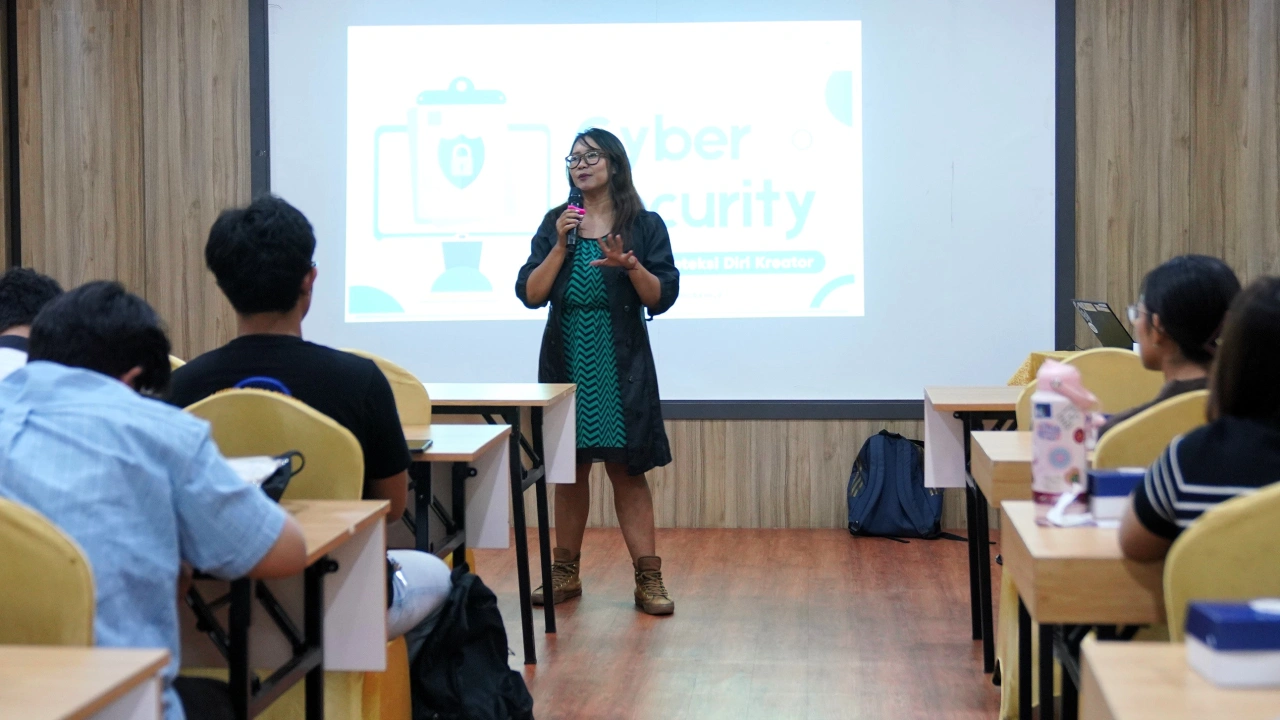 Trainer Reren Indranila saat memaparkan materi dalam workshop Digital Security untuk Content Creators di rangkaian acara Gen Z Impact Fest 2026 di Yogyakarta, Sabtu (12/9/2026).